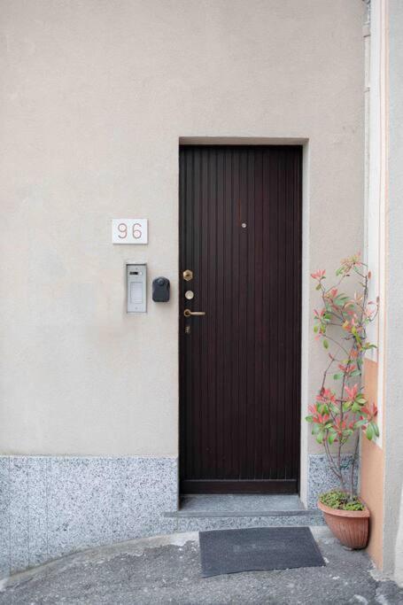 Vista Lago-Appartamento Funzionale Con Vista Varese Exterior photo